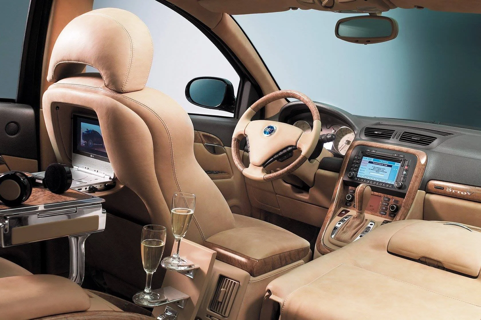   Agnelli admired Giugiaro’s Maserati Buran concept, so the 8ottoV concept mirrored its opulent aesthetic  